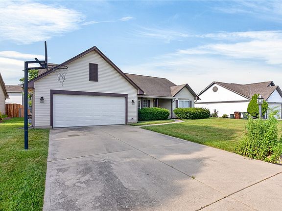 3rd image of 1034 Meadowrun Rd