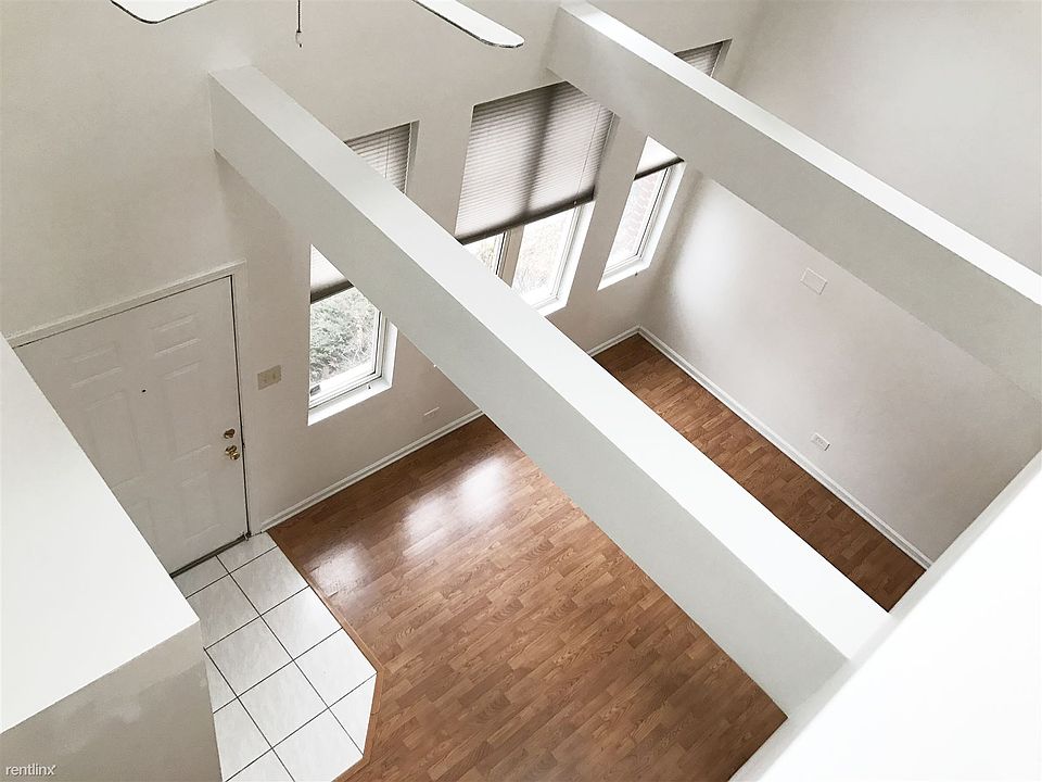 1st image of 847 N Milwaukee Ave Unit 9