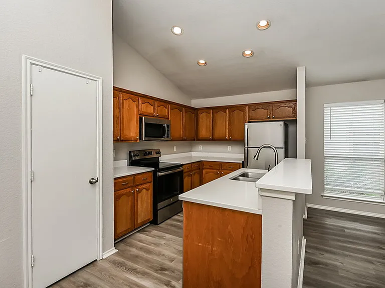 1108 Boxwood Dr — Photo 7