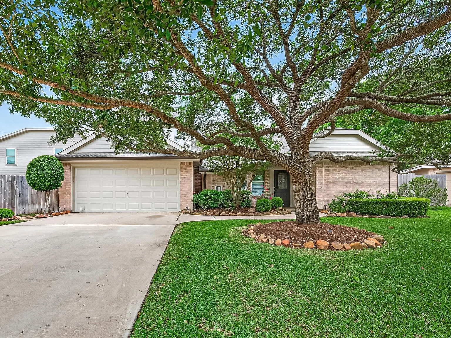 5 bed, 4.5 bath, 4001 sqft, $3,950 — Photo 2