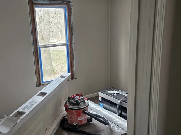 302 W Elm St, Thayer, IL 62689