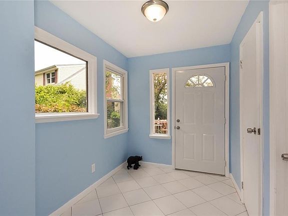 4th image of 674 Bellevue Ave N