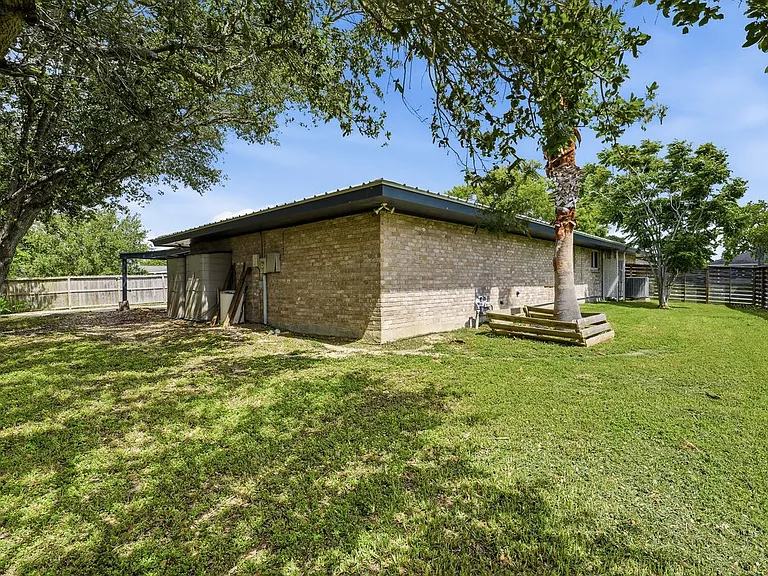 4049 Rooney Dr — Photo 30