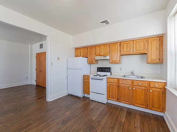 3rd image of 876 W Lancaster Ave APT 21