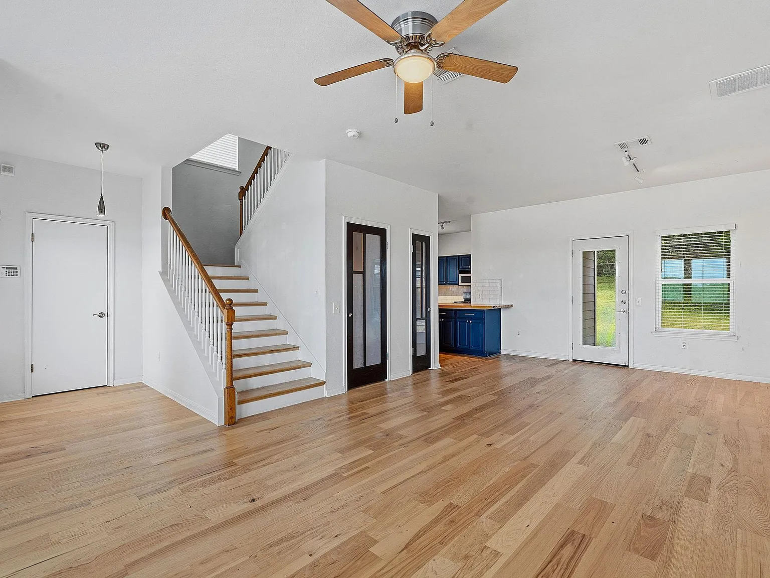 3 bed, 1.5 bath, 1444 sqft, $2,900 — Photo 3