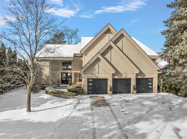 3540 Erie Dr, Orchard Lake, MI 48324