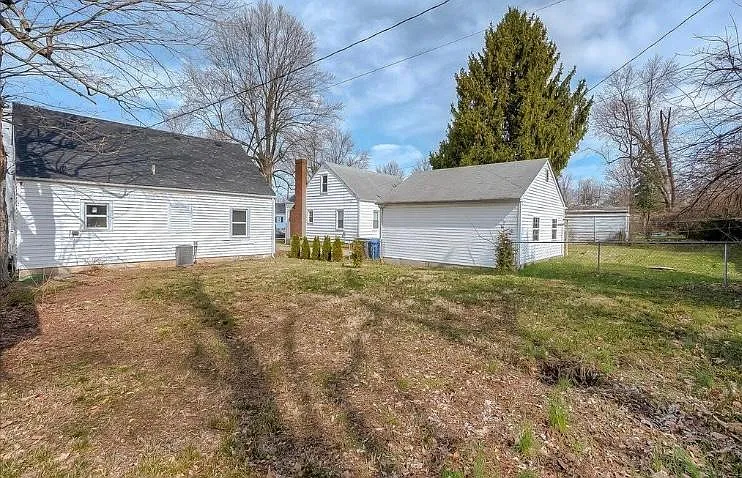 1141 Sparks Rd — Photo 3