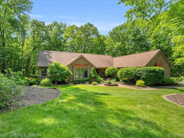 2198 Pine Hollow Trl, Brighton, MI 48114