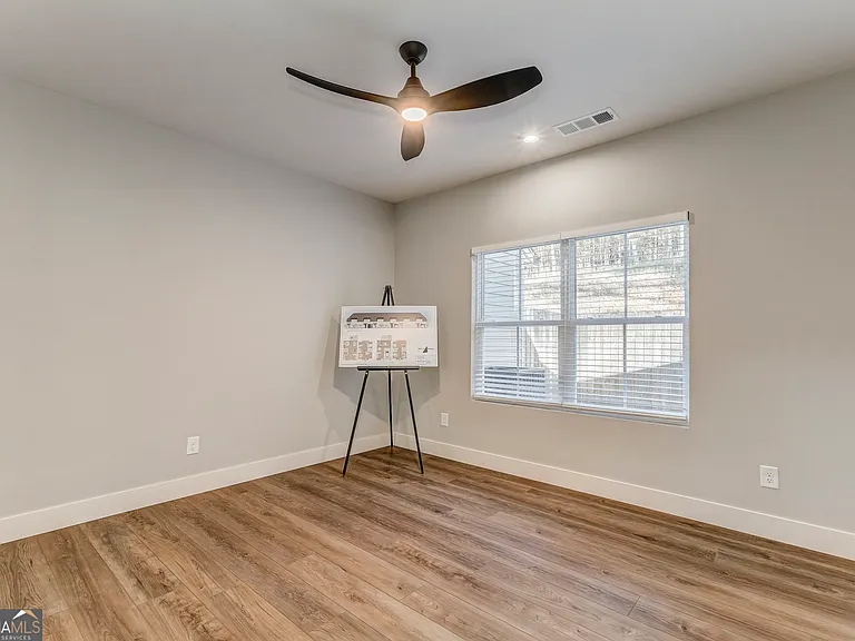 77 Chateau Dr — Photo 35