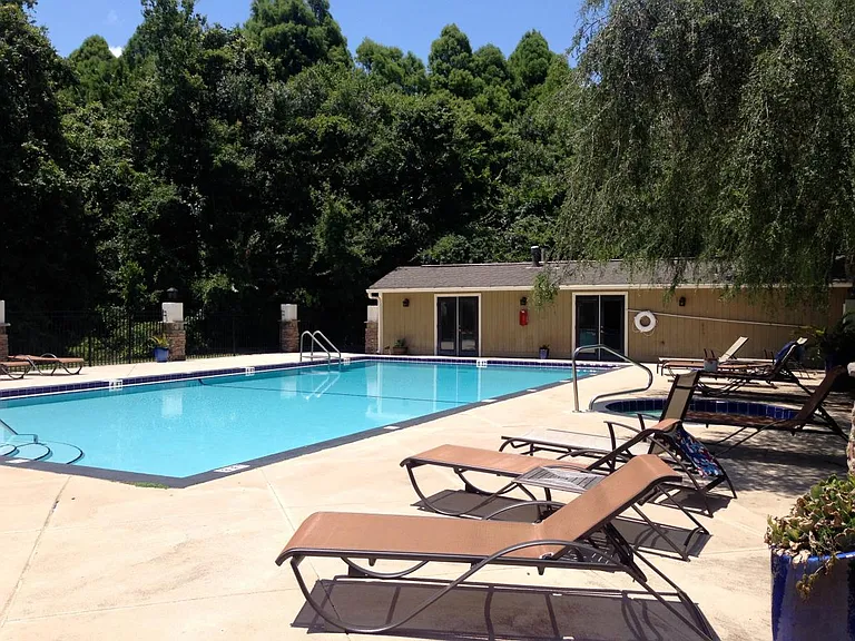 Resort-style pool & sundeck