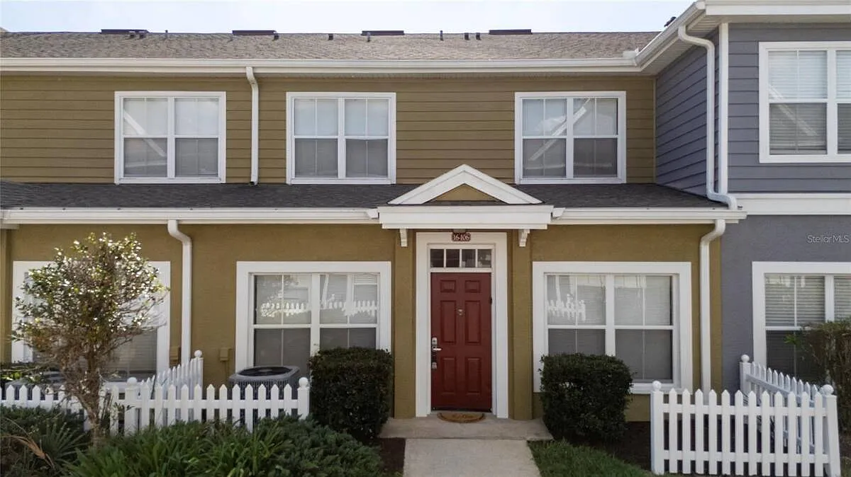 3 bed, 2.0 bath, 1296 sqft, $2,000 — Photo 1