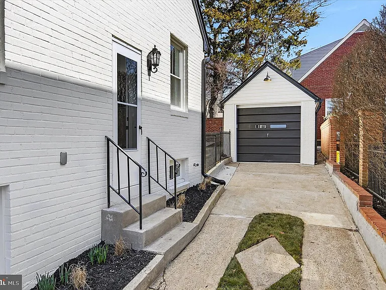 1607 N Glebe Rd — Photo 39
