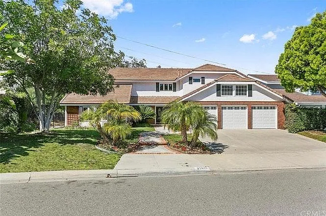 5 bed, 4063 sqft, $10,500 — Photo 2