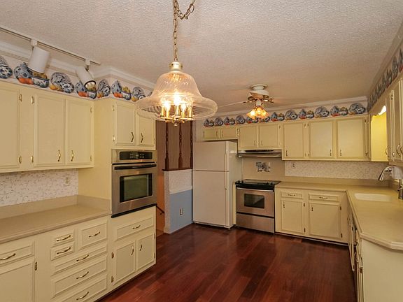 3rd image of 5901 Beaver Dam Ln