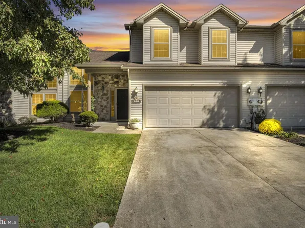 27 Edgewater Dr, Middletown, PA 17057