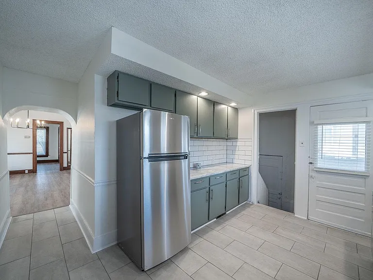 225 N Rutan Ave — Photo 15