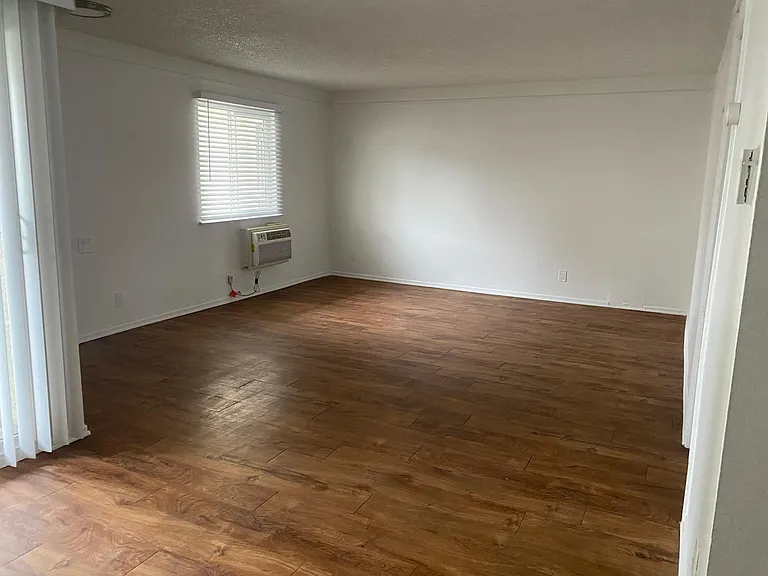 8512 Balboa Blvd #11 — Photo 5