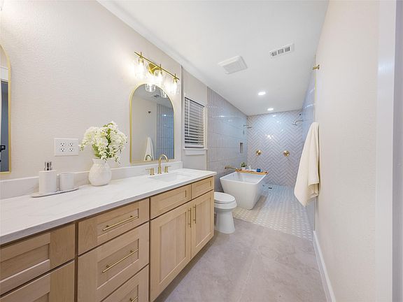 3rd image of 224 Clear Springs Rd