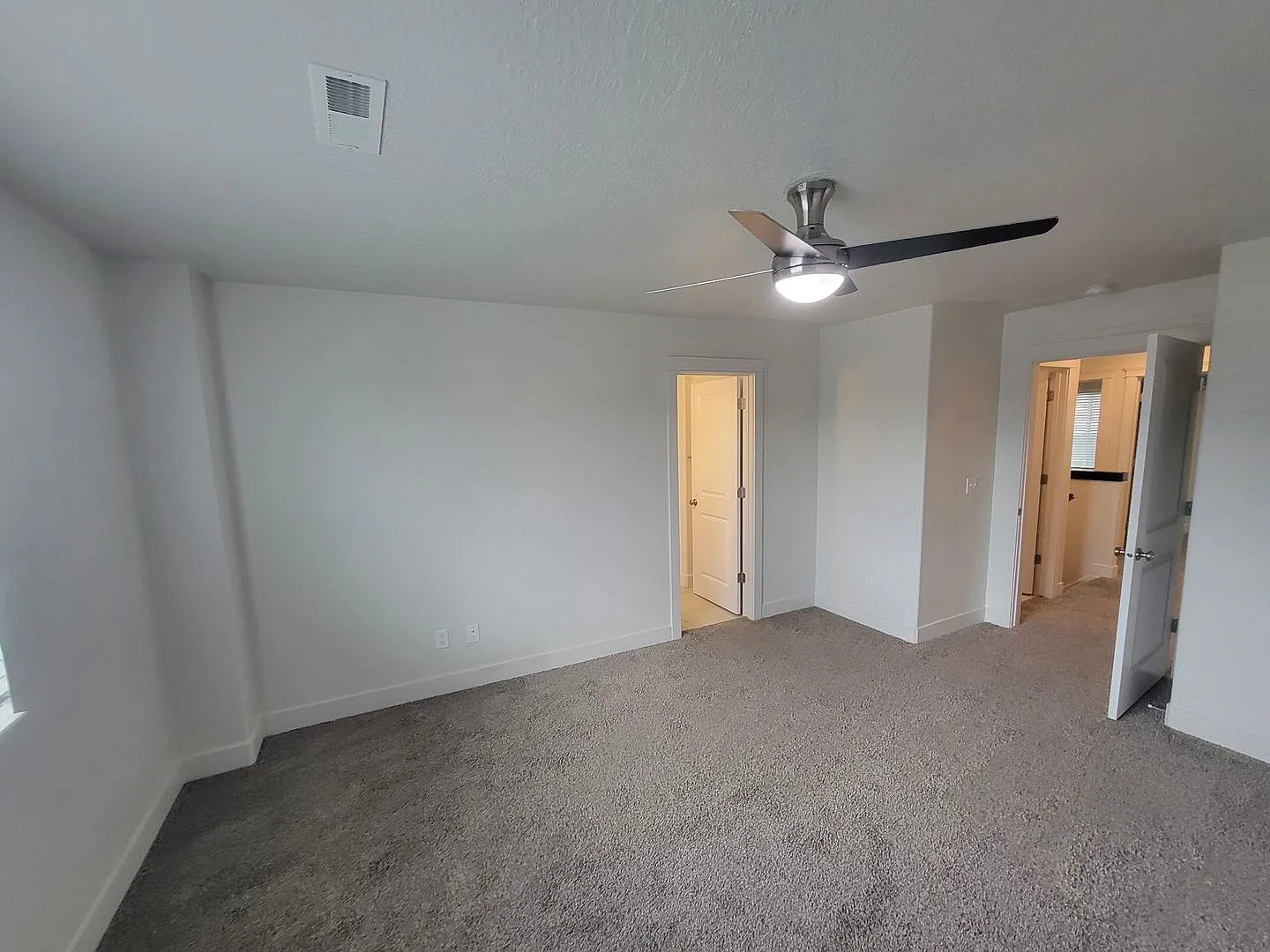 Modern 3 bed 2.5 bath TH for Rent in West Haven! — Photo 3