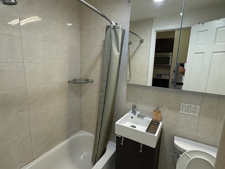 4712 Vernon Blvd #2R — Photo 5