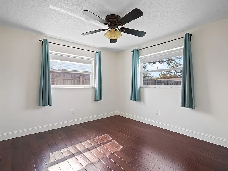 1712 Thomas Dr — Photo 13