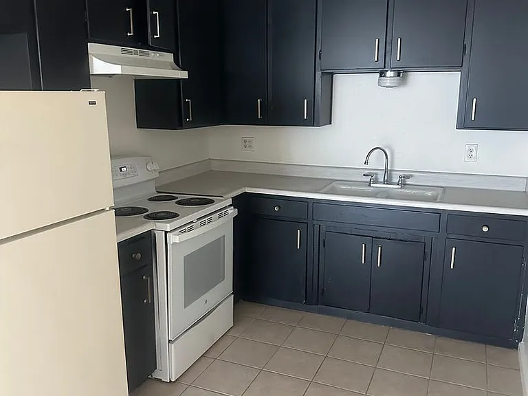 1430 Leonard Ave — Photo 1