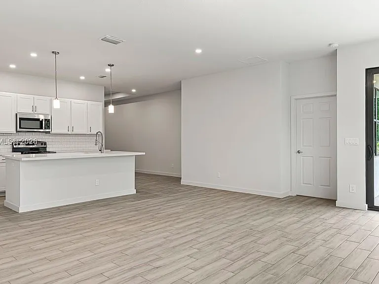 7704 Pacific Ave — Photo 2