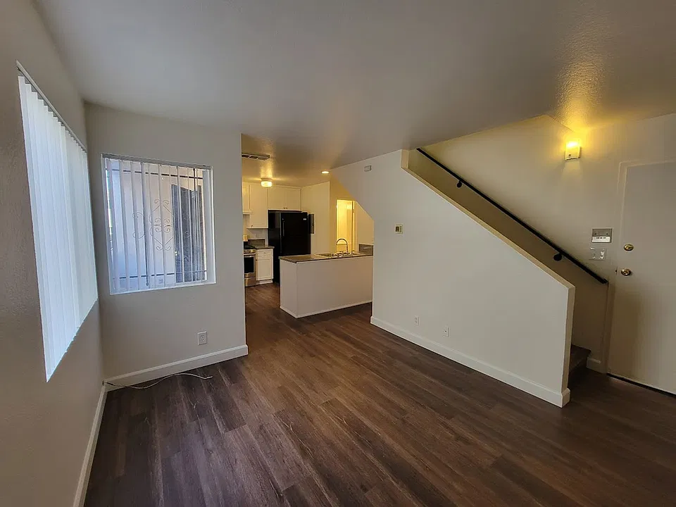 453 W 7th St #4-7