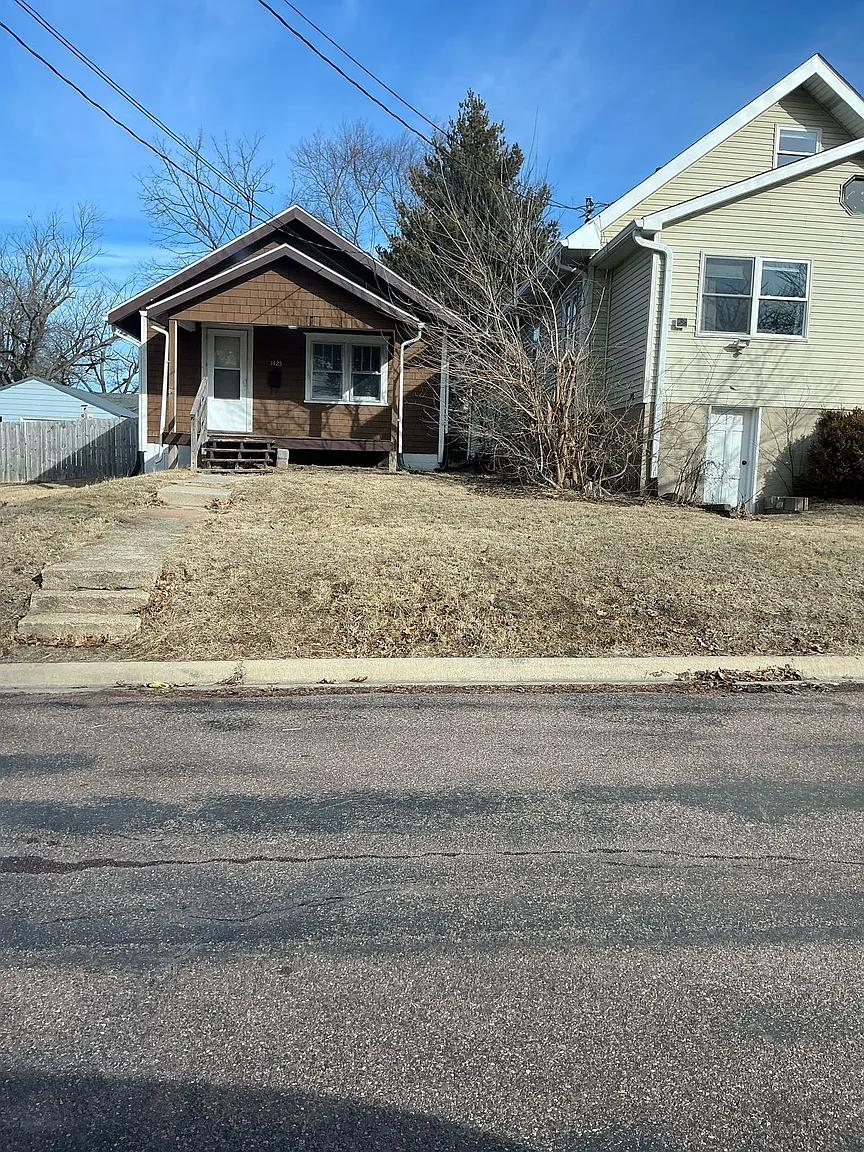 1425 E Marietta Ave photo 1