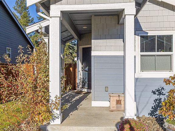 Covered entry way, perfect for protection from the 4 seasons of weather enjoyed in Kittitas county.>