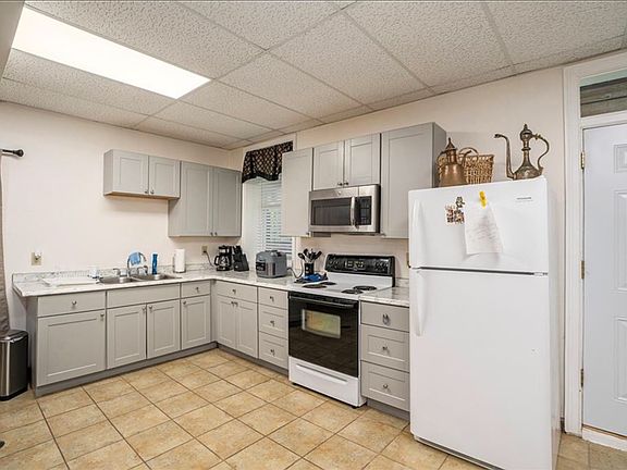 3rd image of 1990 Kinridge Rd #Basement