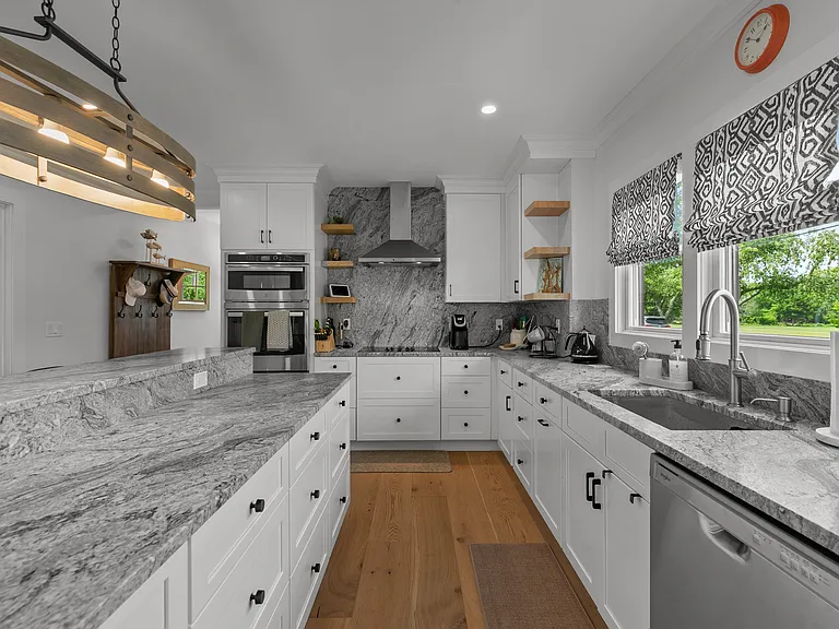 109 Carroll Ave — Photo 9