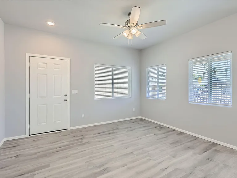 7010 N 80th Ave — Photo 18