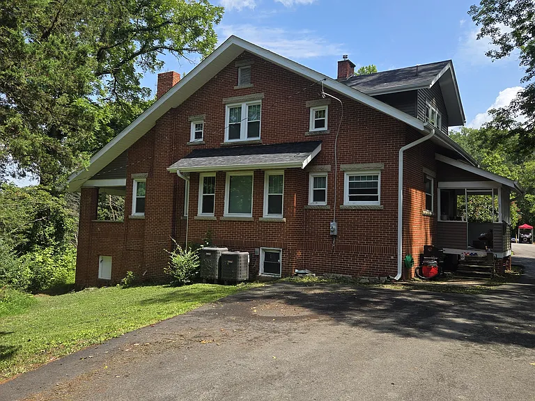 1 Bennetts Point Dr — Photo 1