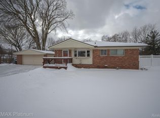 710 Manordale Ct, Milford, MI 48381
