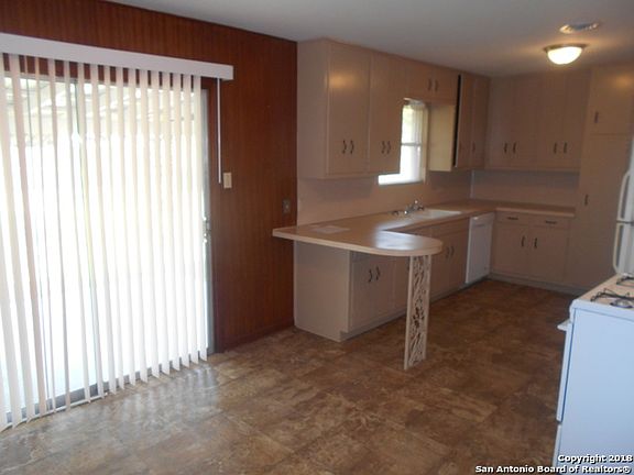 4th image of 4814 Lakewood Dr