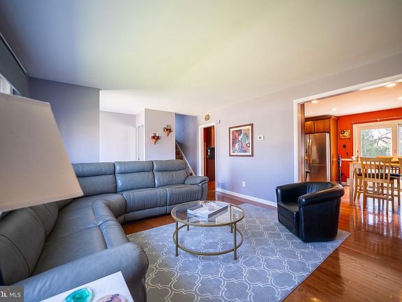 5th image of 3221 Claridge Rd