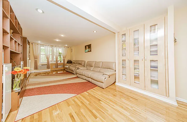 Sold by Maximillion Realty, Inc. | media 26