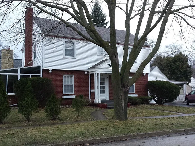 422 Howard St — Photo 2