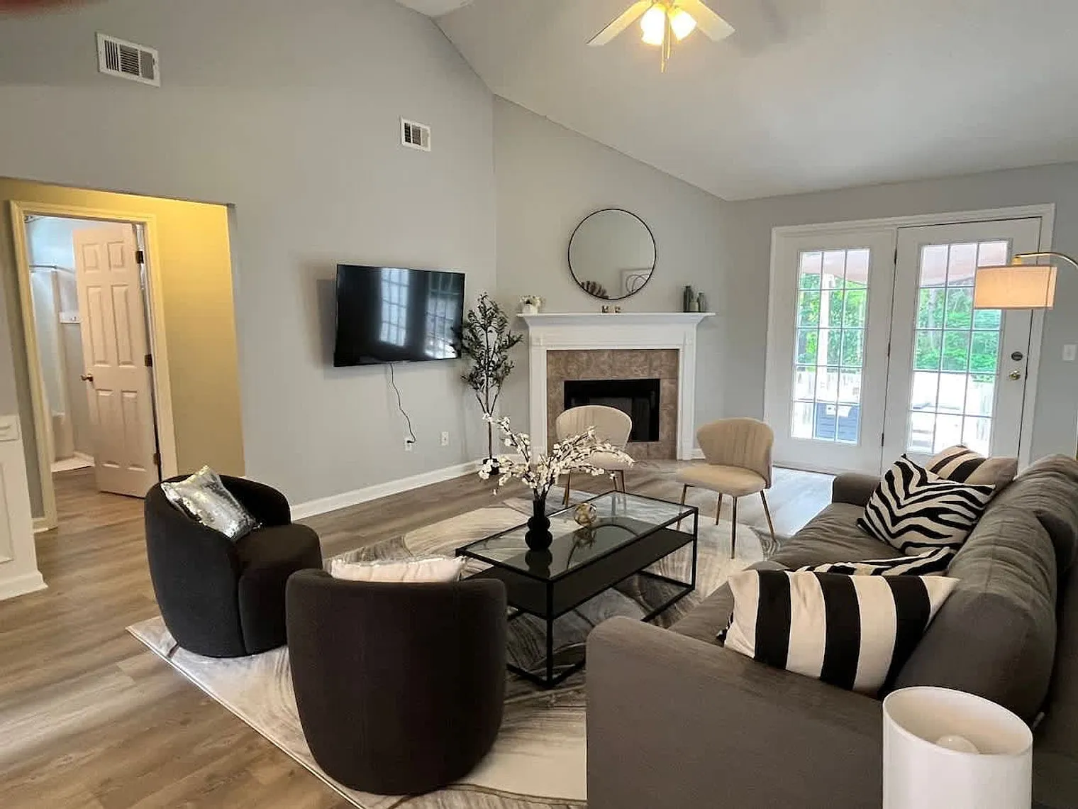 4 bed, 2.0 bath, 1668 sqft, $3,675 — Photo 2
