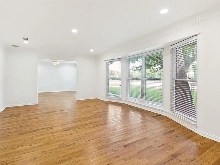 5820 Forest Ln — Photo 7