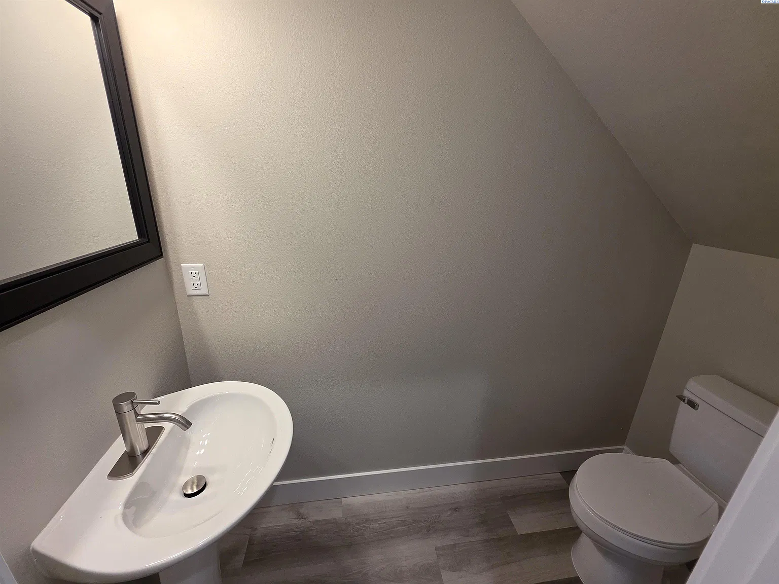 3 bed, 2.5 bath, 1370 sqft, $2,200 — Photo 3