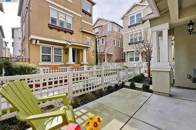 3 bed, 2.5 bath, 1653 sqft, $4,350 — Photo 2