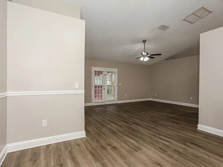 1608 Twin Oak Dr W — Photo 7