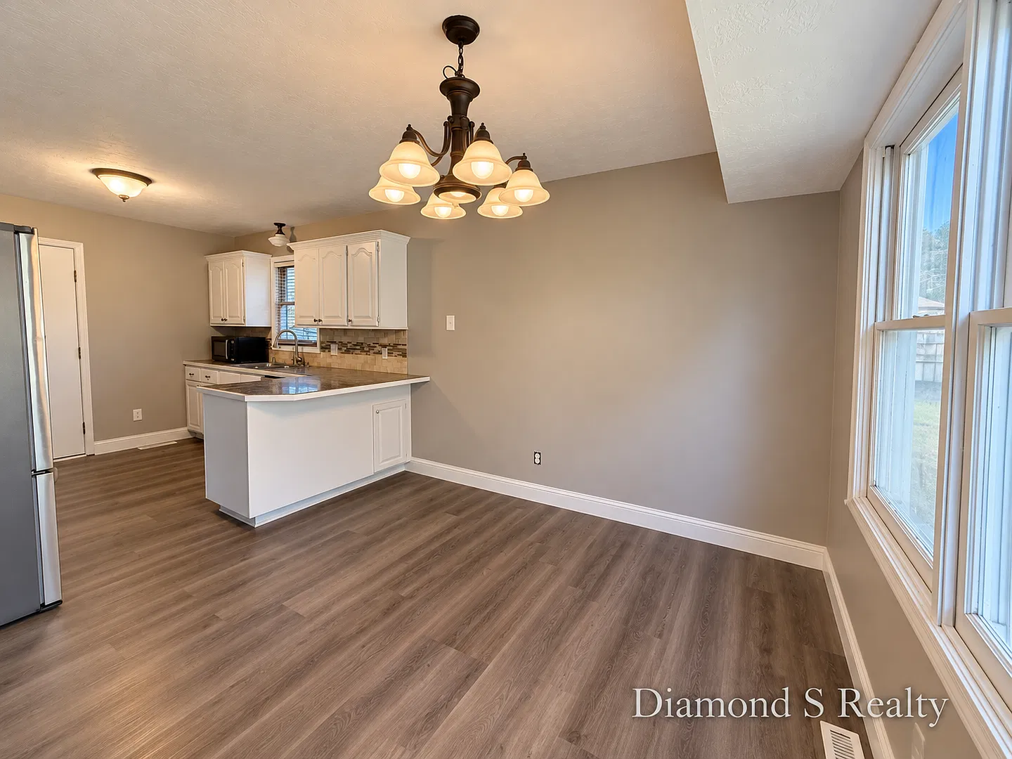 Lovely 3 Bedroom Home Located in Great Neighborhood — Photo 3