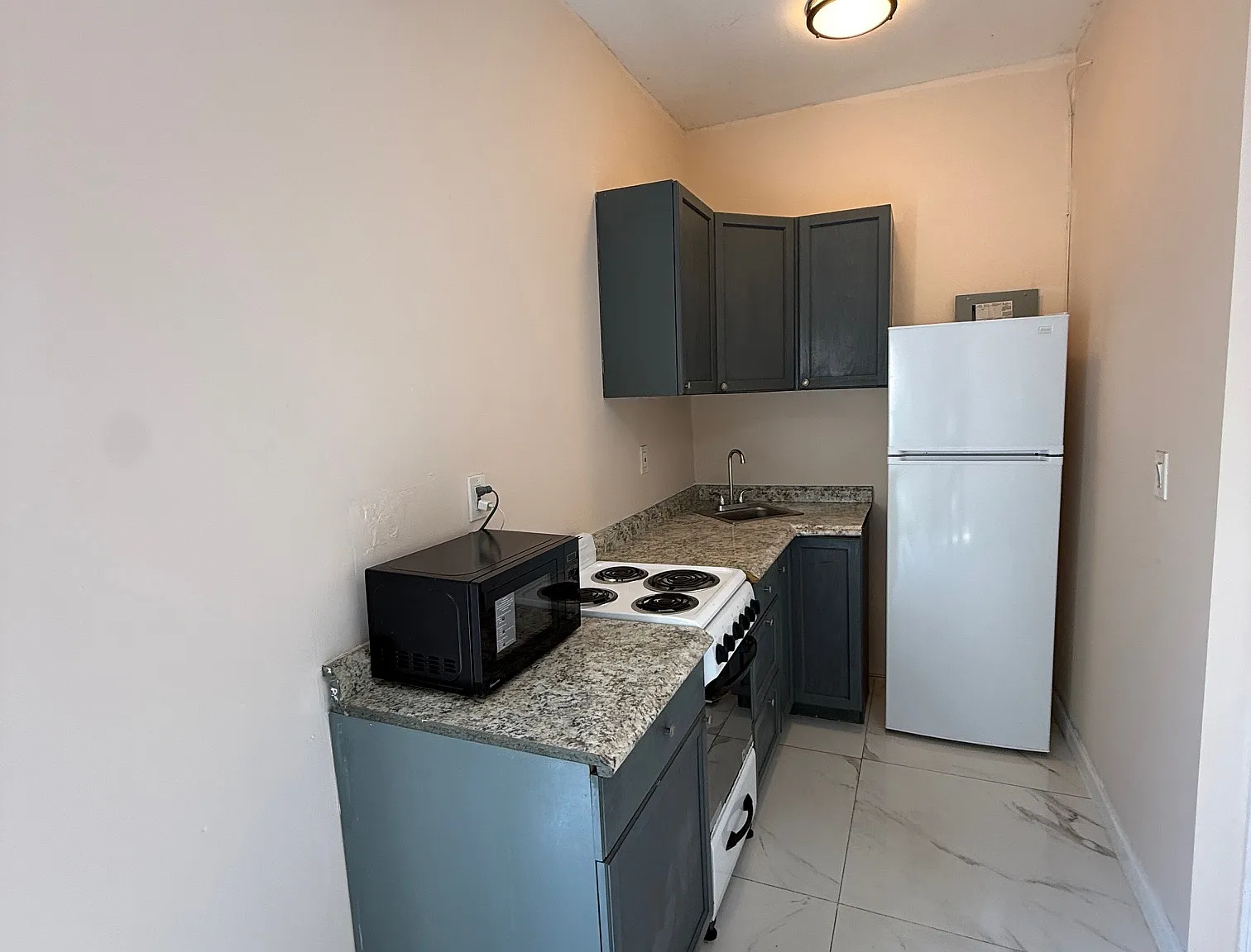 1020 N 18th Ct — Photo 2