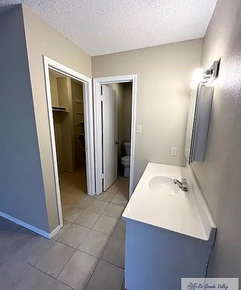 902 Travis St — Photo 13
