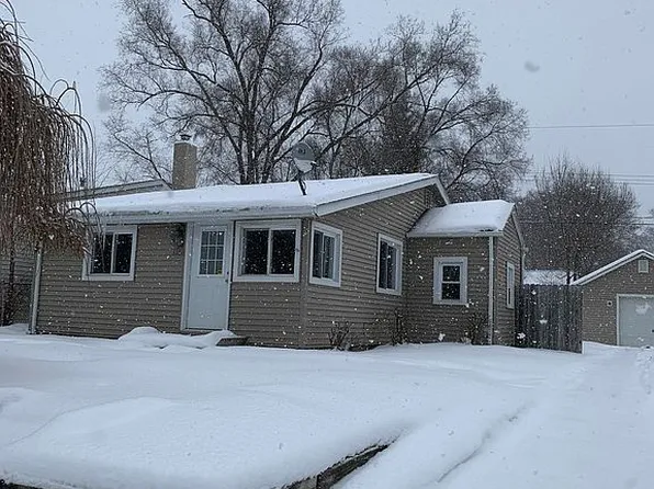 3148 Woodlawn St, Walled Lake, MI 48390