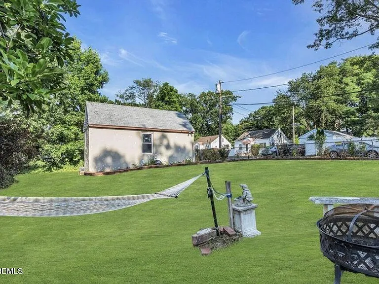 402 Ryders Ln — Photo 19