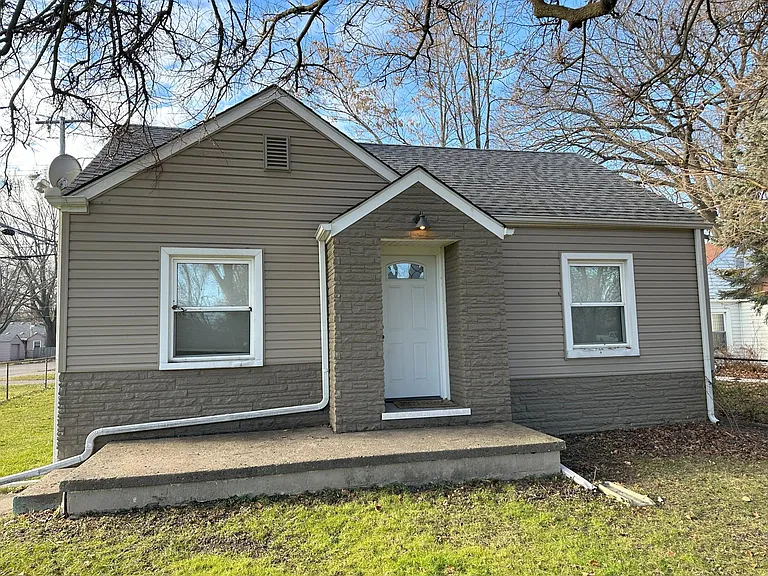 21503 Collingham Ave — Photo 1